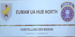 Präsentationsfolie für die Mission 'EUMAM UA HUB NORTH', mit 'VORSTELLUNG DER MISSION' und Datum 21. Nov 2024, plus zwei Logos.
