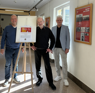 Die Organisatoren bei der Präsentation der Ausstellung "Die Partei hat immer recht" im Fuldaer Bonifatiushaus (von links): Akademiedirektor Gunter Geiger, Kurator Dr. Stefan Wolle sowie GSP-Sektionsleiter Michael Schwab. Foto: Katholische Akademie des Bistums Fulda.