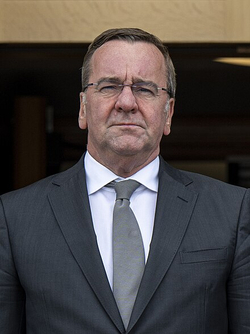 Nahaufnahme des deutschen Verteidigungsministers Boris Pistorius, ein Mann mit Brille und ernstem Ausdruck, im dunklen Anzug.