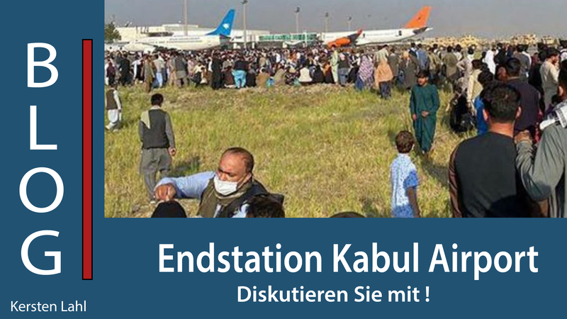 Menschenmenge drängt sich auf dem Rollfeld des Kabuler Flughafens, mit Flugzeugen im Hintergrund. Titel: Endstation Kabul Airport.