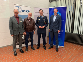 Gruppenfoto: von li: OSF a.D. Biernath (DBwV), OTL a.D. Goetze (SL Ulm), OLt Dempfle (Jugendoffizier Augsburg), Dr. Lutz (SL DWT Ulm).