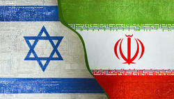 Die Flaggen Israels und Irans, mit einer wellenförmigen Linie geteilt und texturierter Oberfläche.