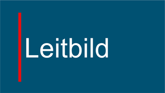 Text Leitbild mit einer roten vertikalen Linie auf einem dunkelblauen Hintergrund.
