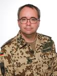 Porträt eines Mannes in deutscher Bundeswehr-Wüstentarnuniform mit Brille. Sein Namensschild zeigt MARAHREN.