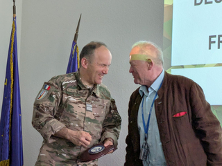 SL Gerhard Ziegelbauer überreicht dem Chef des Stabes Colonel F. das Wappen der GSP. 