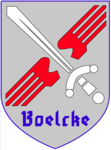 Wappen für Boelcke: Grauer Schild mit blauem Rand, gekreuzt von weißem Schwert und zwei roten stilisierten Flügeln, mit „Boelcke“ in blauer Schrift.