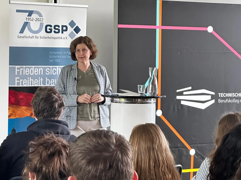 Militärparrerin Daniela Fricke beim Vortrag